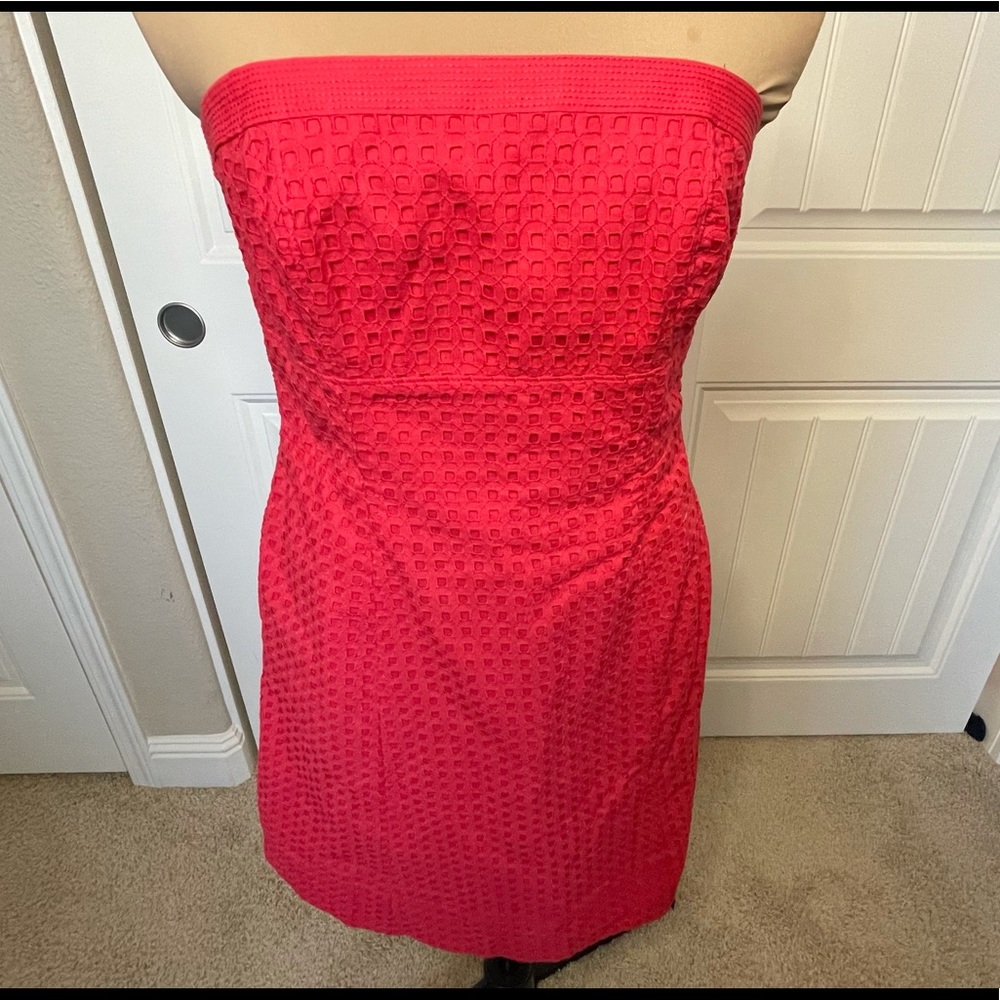 Elegant Looking White House Black Market Peach color Strapless dress w pockets.